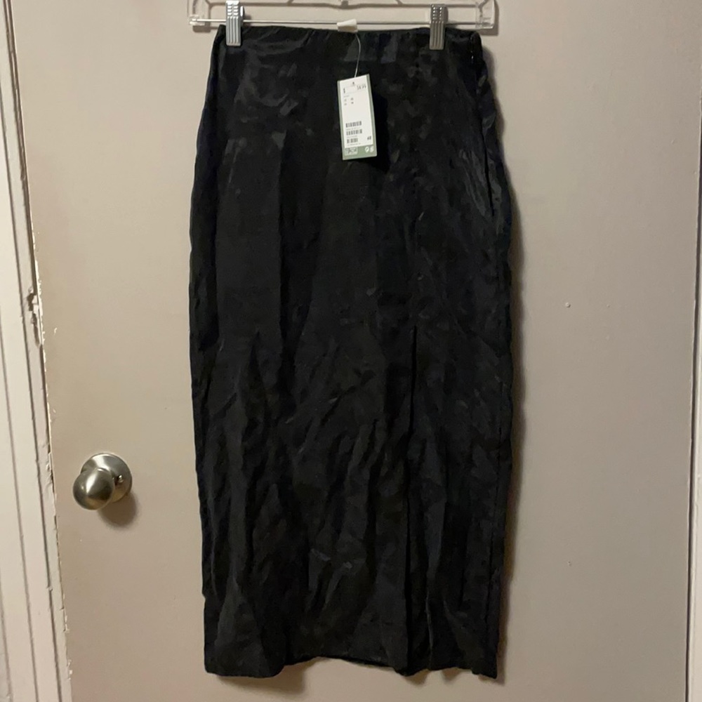H&M black satin feel skirt